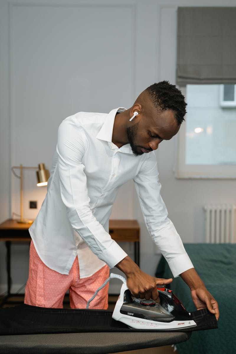 een man in een blouse